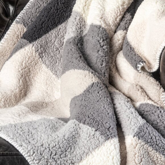 Luxe Home Decor Classic Faux Fur Throw | 1-Piece | Grey plaid combo | 50"x60" - Picture 6 of 13